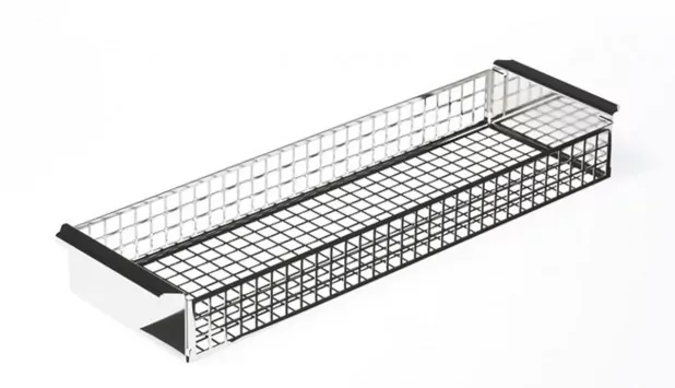 Ablageschale aus Metalldrahtgeflecht mit schwarzem und silbernem Finish, ideal für die Organisation von Büro- oder Küchenräumen.