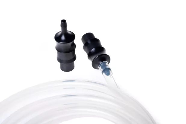 Schwarze Kunststoffverbinder mit transparentem Schlauch, ideal für flexible Rohrsysteme. Hochwertiges Material für effektive Verbindungen in Systemen.