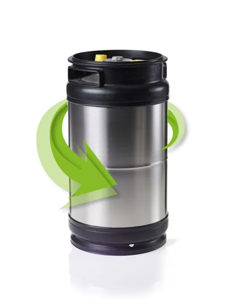 Edelstahl-Fass mit grünem Recycling-Pfeil, symbolisiert nachhaltige Bierproduktion und umweltfreundliche Materialnutzung.