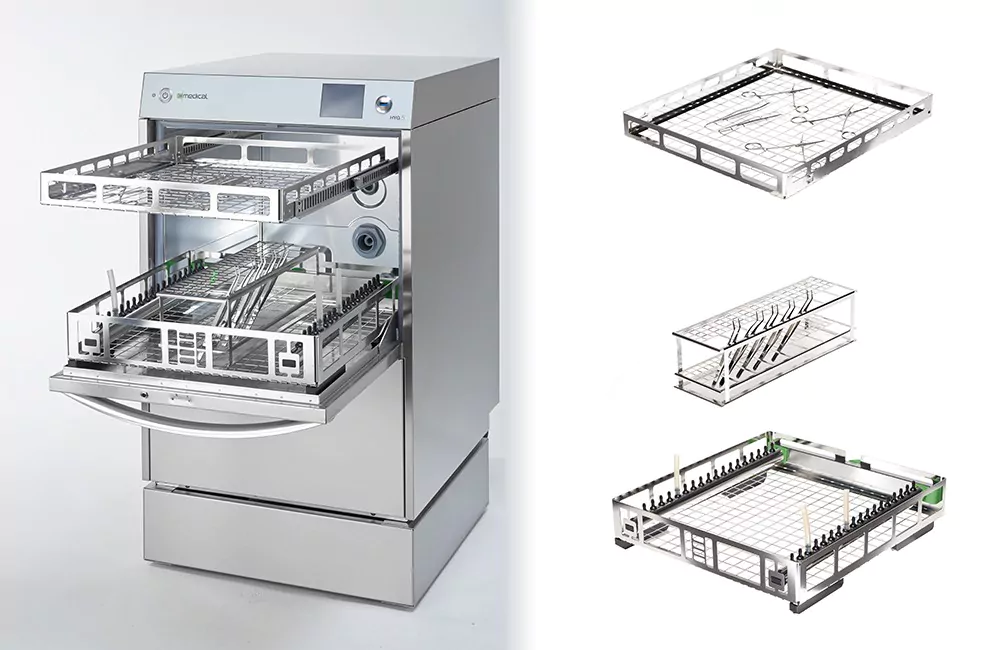 Medizinischer Reinigungsautomat mit offenen Edelstahlkörben zur Instrumentensterilisation. Innovatives Design für hocheffiziente Desinfektion.